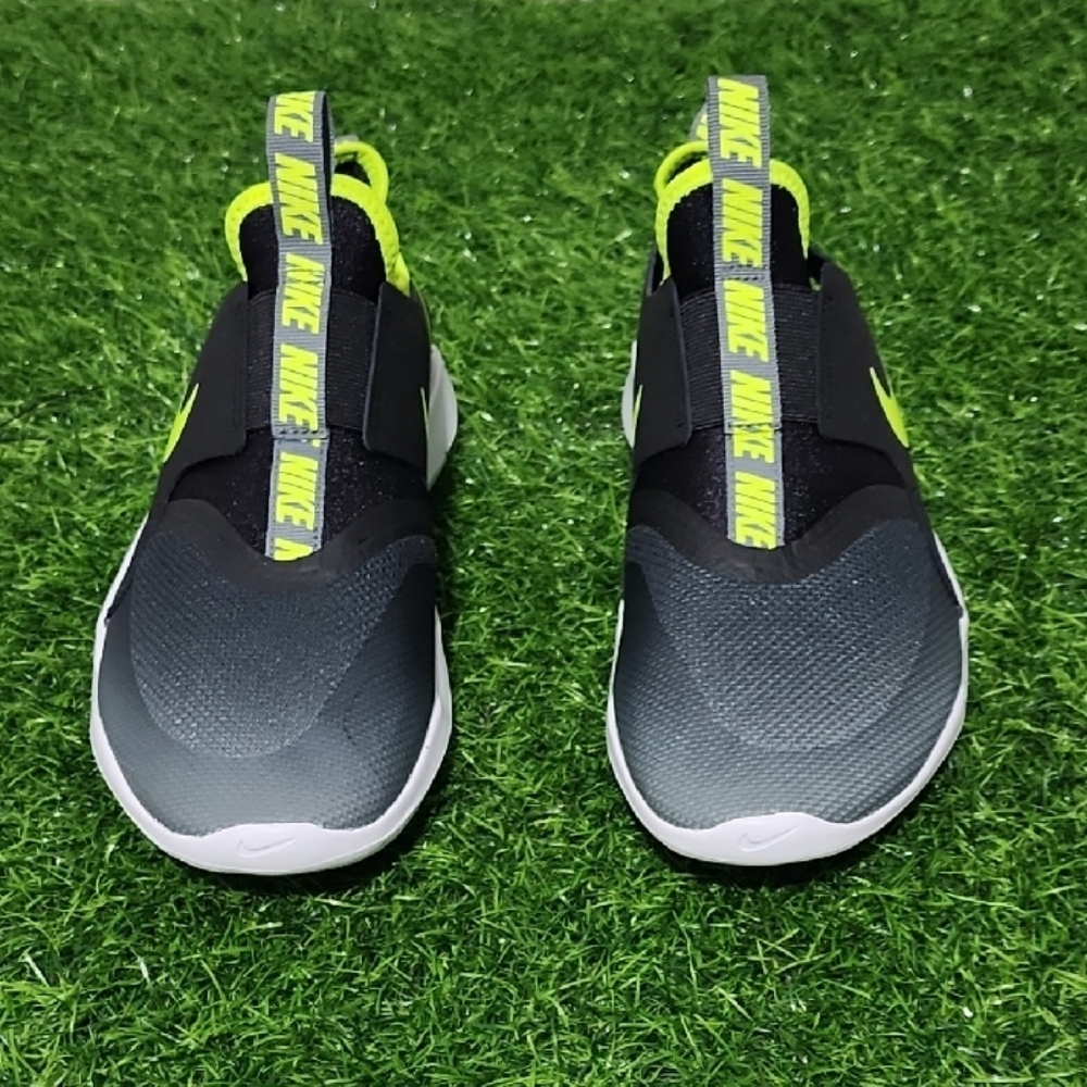 Nike Youth Flex Runner  (NEW NO TAGS)